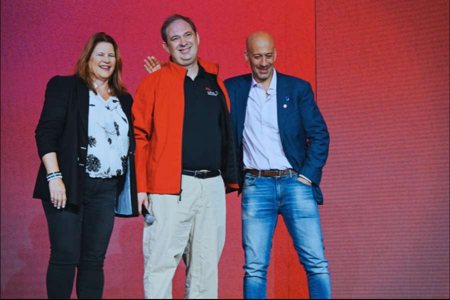 KLAUS PETERSEN MODTAGER SITECORE MVP RED JACKET
